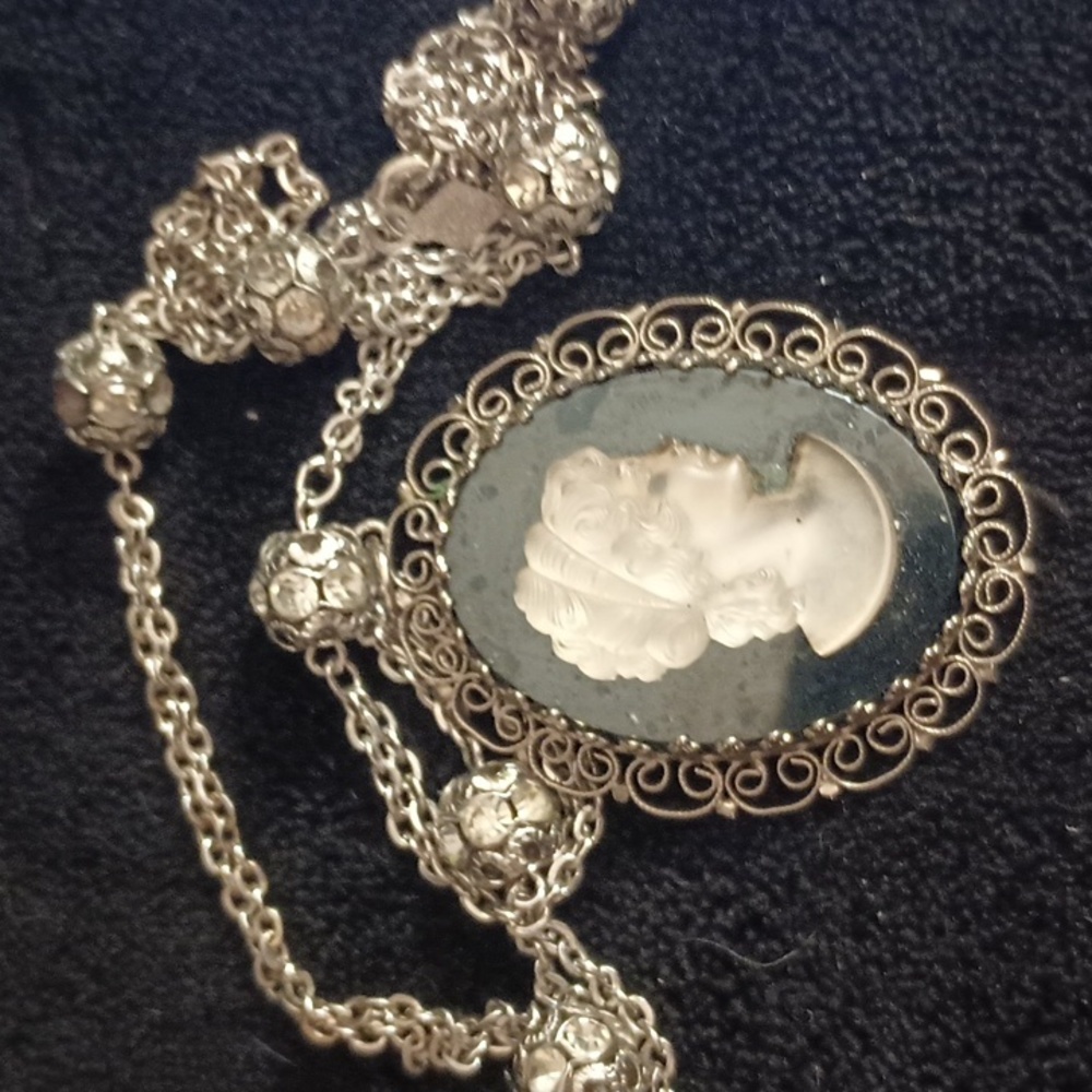 A Sara Coventry creation a beautiful glass Cameo necklace